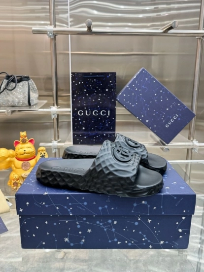 Gucci Lido Interlocking G Men's Sandals with Textured Rubber Sole - AS00170